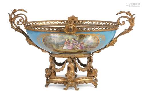 Importante coupe de style Louis XVI en porcelaine à décor de...