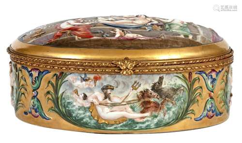 Grande boite en porcelaine polychrome à décor en relief de s...