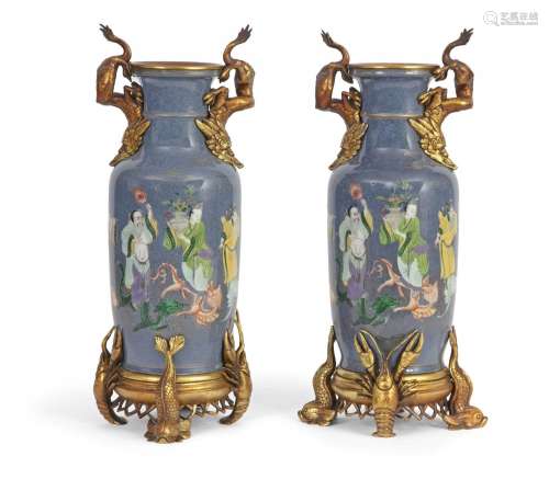 Paire de vases en porcelaine à décor en émaux polychrome de ...