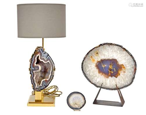 Lot comprenant trois agates dont une montée en lampe et une ...