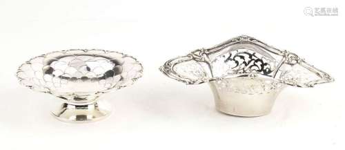 Two English Edwardian sterling silver baskets - Birmingham 1...