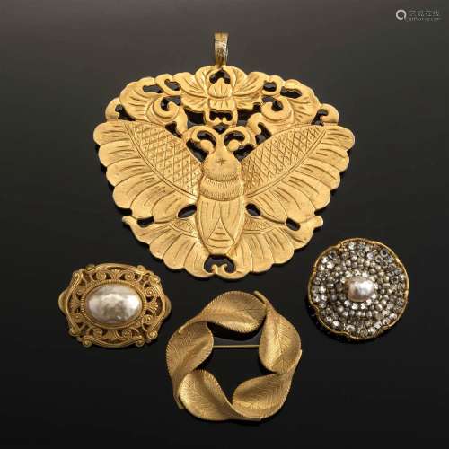 A collection of three vintage costume brooches,