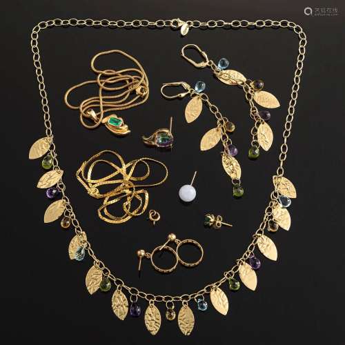 A collection of fourteen and eighteen karat gold jewelry