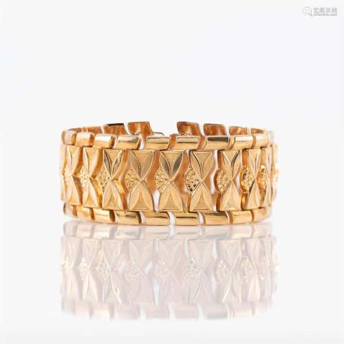 An eighteen karat gold bracelet
