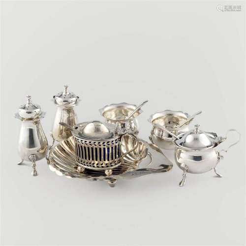 A cased Edward VII sterling silver condiment set