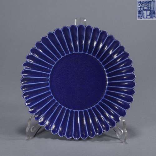 A blue glaze porcelain daisy plate