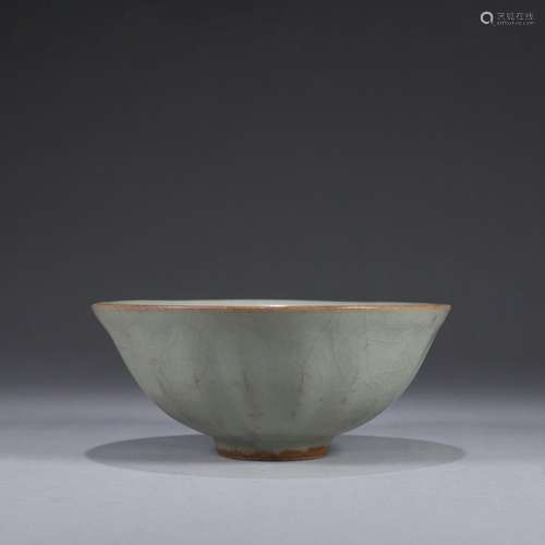 A Longquan kiln porcelain lotus petal bowl