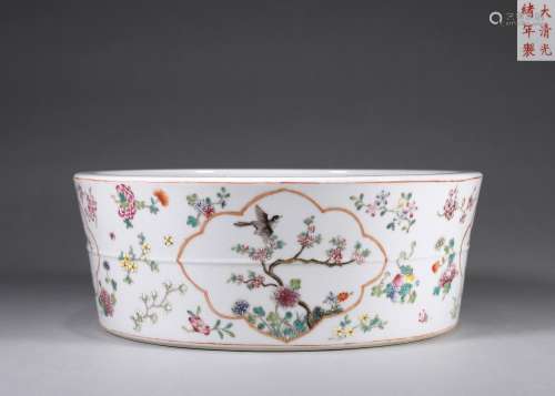 A famille rose flower porcelain basin