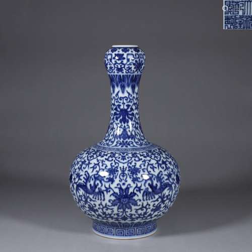 A blue and white interlocking lotus porcelain vase