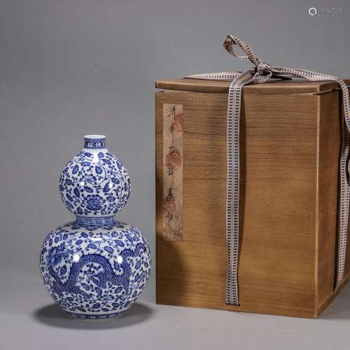 A blue and white dragon porcelain gourd shaped vase