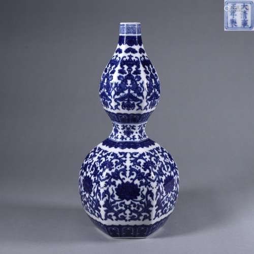 A blue and white interlocking lotus porcelain gourd shaped v...