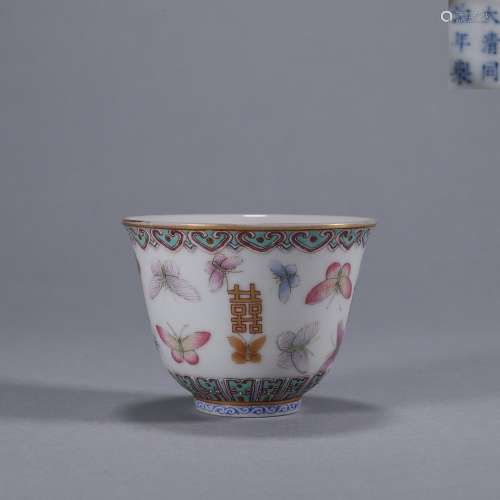 A famille rose butterfly porcelain cup