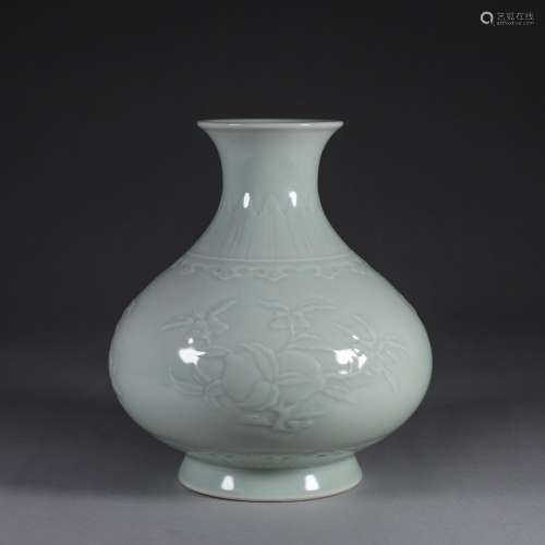 A celadon glaze flower porcelain yuhuchunping