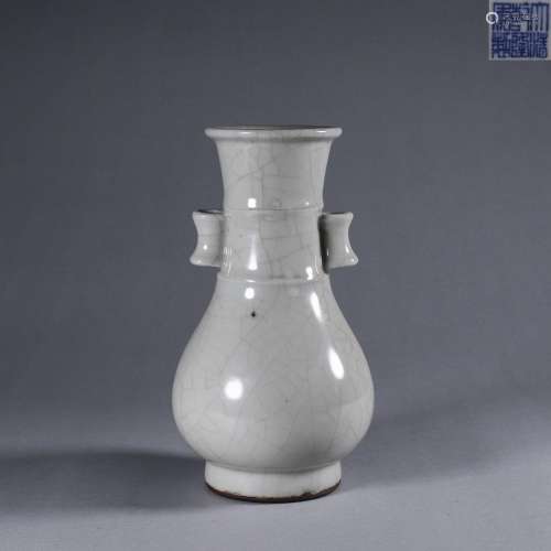 A Ge kiln porcelain double-eared vase