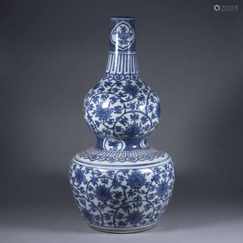 A blue and white interlocking flower porcelain gourd shaped ...
