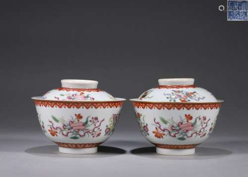 A pair of famille rose porcelain covered bowls