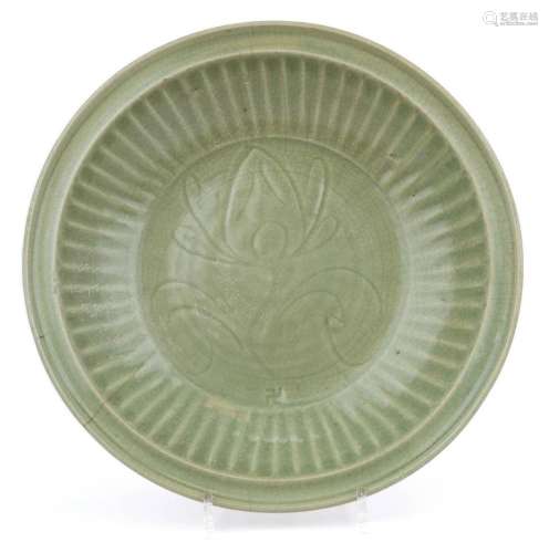A Longquan celadon dish with incised lotus and 'wan'...