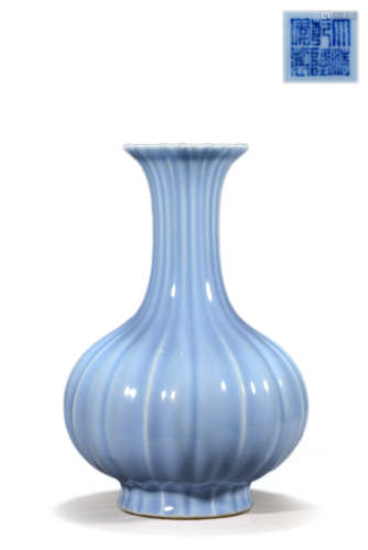 Azure glaze melon-shape vase, qianlong mark 