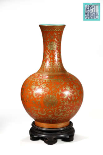 Coral red gold-decoration flower tianqiuping vase, qianlong ...