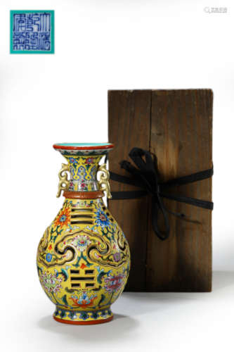 Falangcai Glaze Revolving Vase, Qianlong Mark