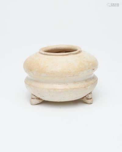 A white-glazed tripod vessel Tang dynasty