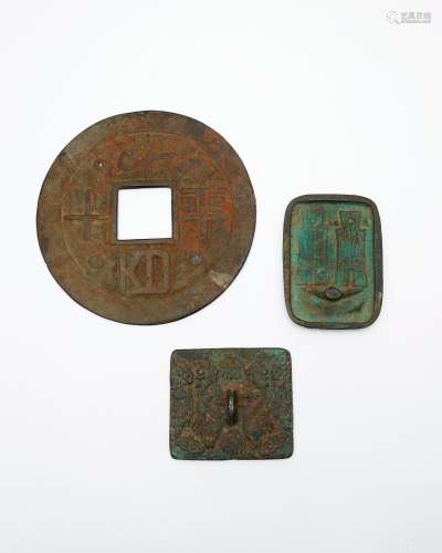 Three archaistic bronze artefacts 19th/ 20th century (3)