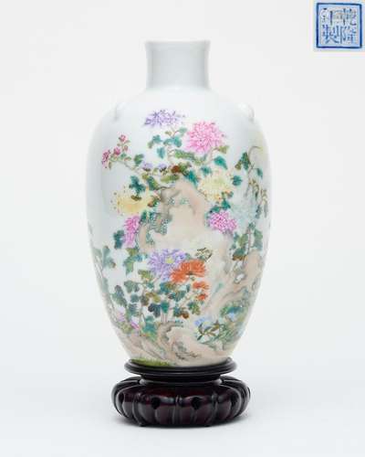 A famille-rose 'chrysanthemum' vase Qianlong four-ch...