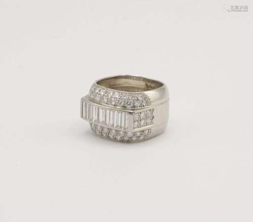 A lady’s 18kt white gold diamond ring