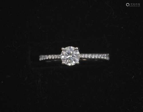 A lady's 18kt white gold and diamond ring