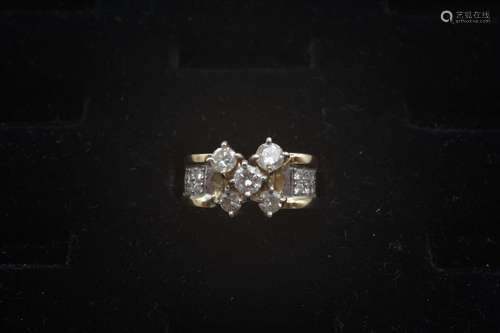 A lady's diamond and 18kt yellow gold ring