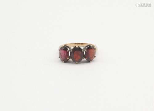 A vintage lady's garnet trinity ring in 10kt yellow gold