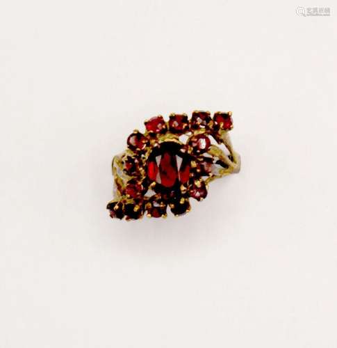 A vintage lady's garnet cocktail ring in 10kt yellow gold