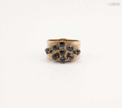 A lady's yellow gold and sapphire ring