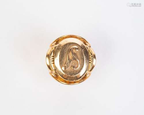 A men's 18kt yellow gold signet ring,