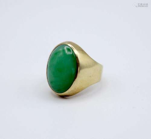 A men's jade and 14kt yellow gold ring