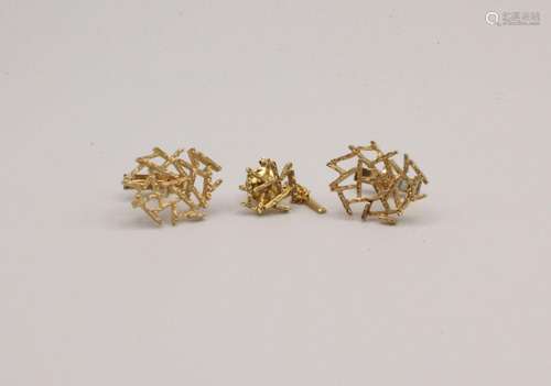 A pair of Cavelti 18kt yellow gold cufflinks and matching ti...