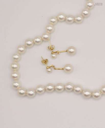 A pearl necklace, necklace: 26 in. (66.04 cm.)