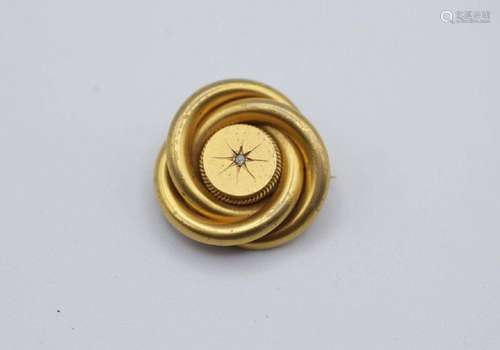 A vintage 14kt yellow gold circular brooch