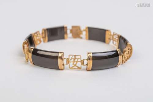A lady's 14kt yellow gold and onyx bracelet,