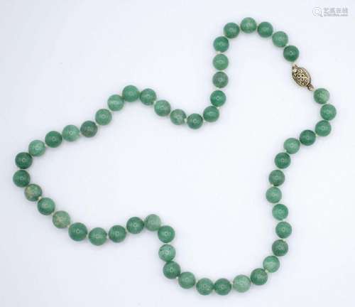 A lady's jadeite beaded necklace, 21 3/4 in. l. (55.25 cm.)