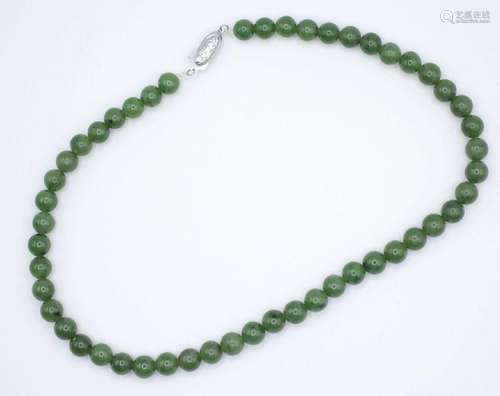 A lady's jade beaded necklace, 15 in.l. (38.10 cm.)