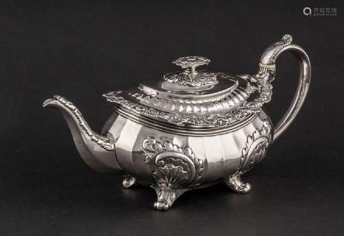 George IV silver teapot, by Joseph Angel, London 1821. 885 g...