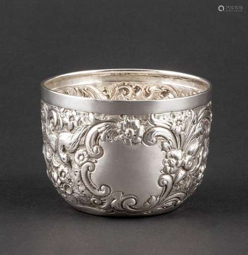 A Victorian sterling silver sugar bowl, 154 g. (4.9 troy oz....