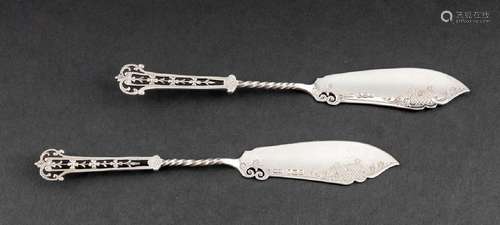 A pair of sterling silver fish knives, Sheffield 1908. weigh...