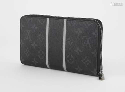 Louis Vuitton, portefeuille Fragment<br />
Toile monogrammée...