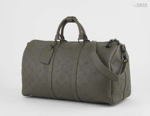 Louis Vuitton, sac Keepall 50<br />
Cuir Monogram Seal kaki ...