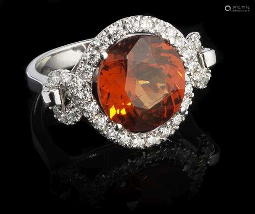 Bague sertie d'un grenat spessartite taille ovale (6,70 ct) ...