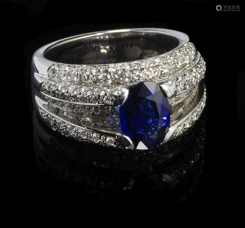 Bague sertie d'un saphir taille ovale (env. 1,6 ct) sur une ...