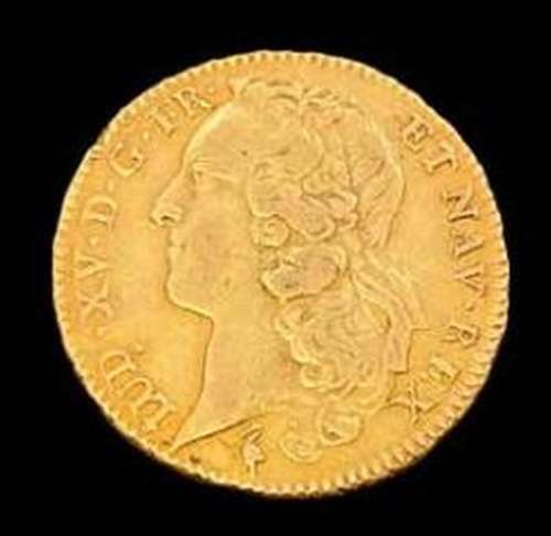 FRANCE<br />
Une pièce en or double Louis XV au bandeau (176...