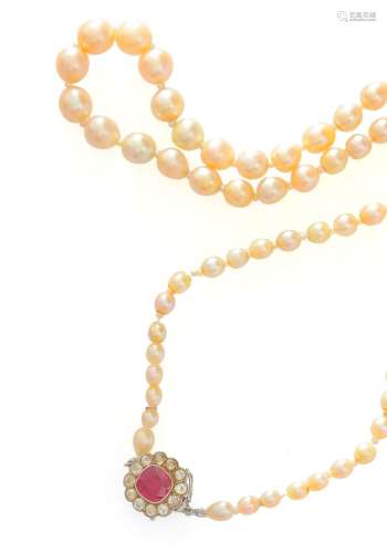 Collier formé de 67 perles fines légèrement crèmes disposées...
